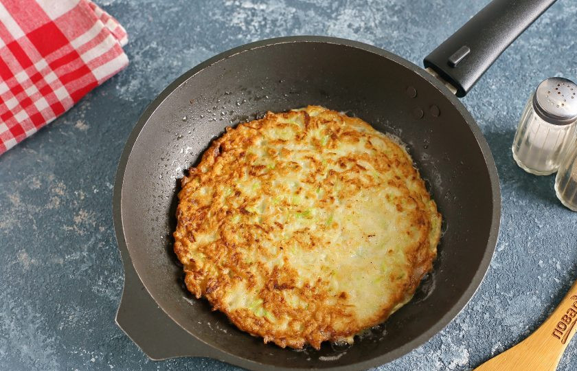 1. Этап. Торт из цукини: Разогрейте сковороду с маслом. Выкладывайте массу из кабачков при помощи столовой ложки и формируйте блинчик желаемого размера. Сильно тонкими лучше не делать. Жарьте блины из цукини на среднем огне с двух сторон до золотистого цвета.