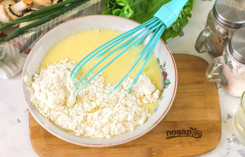 1. Этап. Блины с грибами и сливочным соусом: Всыпьте пшеничную муку и замесите блинное тесто. Влейте в него 1 ст.л. растительного масла и перемешайте. Оставьте на 15 минут.