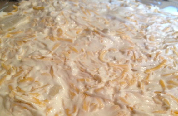 1. Этап. Запеканка из индейки с картошкой: В завершении смазываем все майонезом и ставим форму в разогретую до 200 градусов духовку.