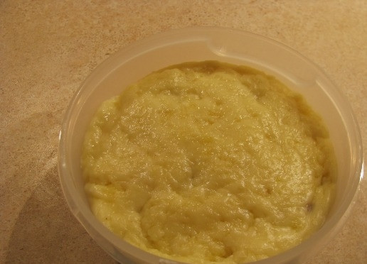 1. Этап. Рецепт домашнего сыра из молока и творога: Готовый сыр перекладываем в небольшую емкость, ждем, пока не остынет. Затем отправляем его в холодильник (и лучше на всю ночь).