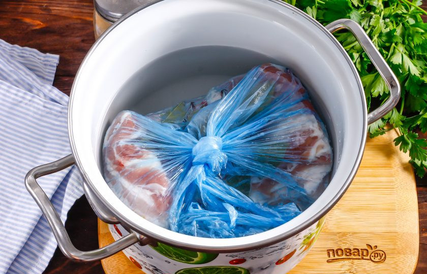 1. Этап. Свиная брюшина вареная в пакете: Поместите мясо в пакете в кастрюлю и залейте горячей водой. Емкость поместите на плиту и отварите в течение 50 минут.