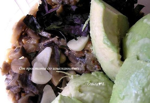 1. Этап. Грибной соус-дип с авокадо и базиликом: Грибы поместите в чашу блендера, добавьте нарезанный чеснок, рубленные листики базилика и мякоть авокадо.