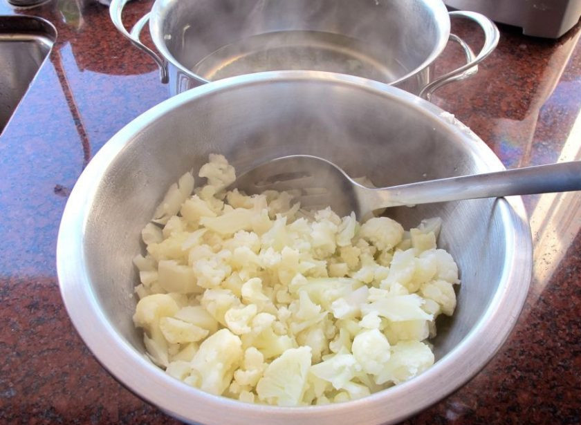 1. Этап. Суп-пюре из цветной капусты: Вскипятите воду, добавьте в кастрюлю соль и после закипания проварите капусту 5 минут. Она должна стать мягкой. Слейте воду.