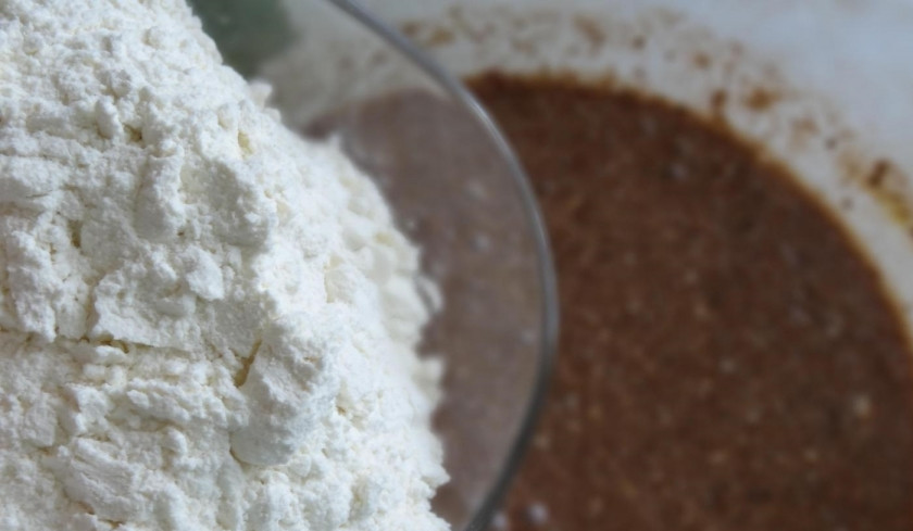 1. Этап. Быстрый тортик: 5. Муку просеиваю заранее и понемногу ввожу в тесто, на это у меня ушло около 1,5 стакана.