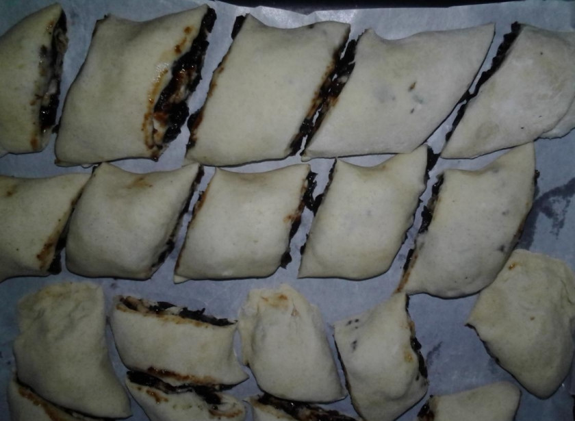 1. Этап. Несдобная выпечка: Застелите противень пергаментом для выпечки. Разогрейте духовку до 200 С. Отправьте выпекаться на 25-30 минут, до румяного цвета. Куфлики могут быть готовы и раньше, зависит от толщины рулета и особенности духовки. Поэтому следите, чтобы не подгорели.