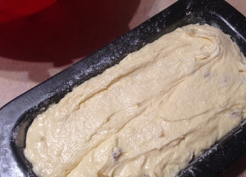 1. Этап. Кекс с клюквой и цукатами Новогодний: Выкладываем тесто в форму, разравниваем.