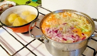 1. Этап. Щи из тушенки: 4. В кастрюлю выложите картофель и тушенку, добавьте по вкусу специи. Оставьте вариться супчик на среднем огне минут на 20, пока картофель не станет мягким. Также при желании добавьте нарезанные помидорки.