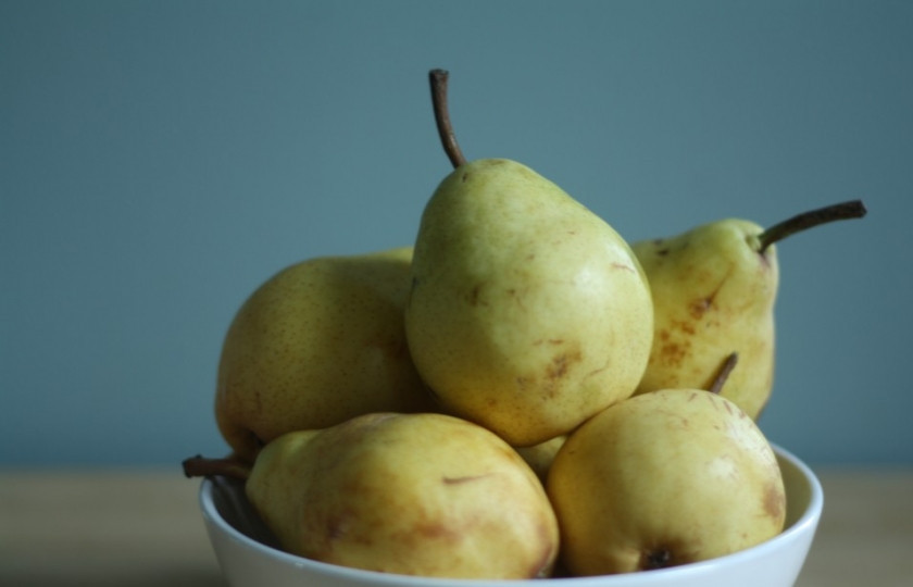 1. Этап. Кекс с грушей: 3. Груши моем, нарезаем кусочками. Тесто выливаем в форму, выкладываем сверху груши, заливаем медом.