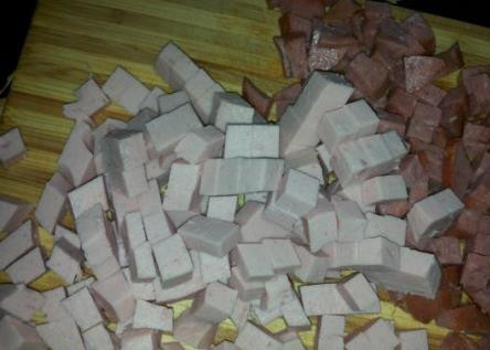 1. Этап. Суп с колбасой в мультиварке: И колбасы.