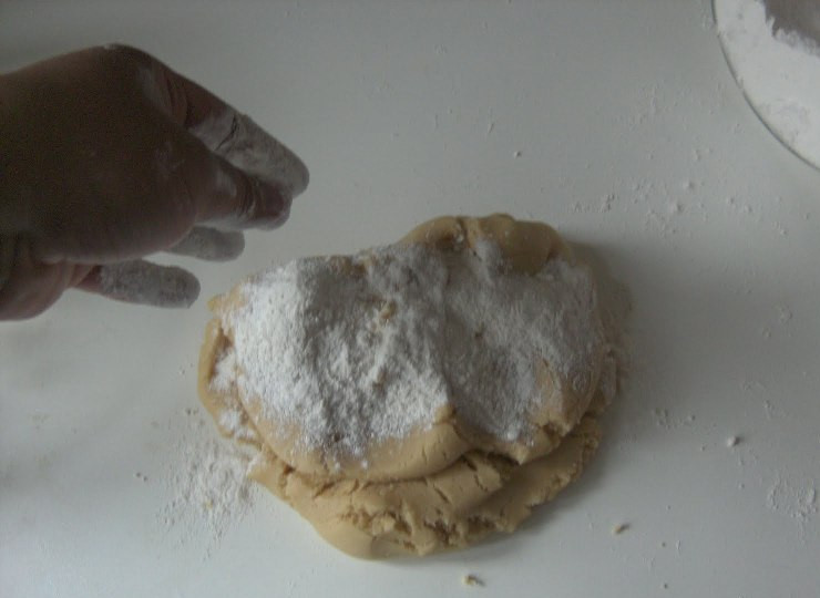 1. Этап. Печенье на майонезе через мясорубку: Теперь перемешиваем соду с мукой и начинаем постепенно добавлять муку в наше тесто. Оно должно получиться довольно плотным.