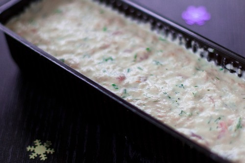 1. Этап. Парфе из креветок: В отдельной емкости смешайте кусочки рыбы, креветки, майонез, сливки, укроп, сок половины лимона и распущенный желатин. Посолите и поперчите. Затем плотно заполните полученной массой форму. Сверху накройте пищевой пленкой и поставьте в холодильник, до застывания.