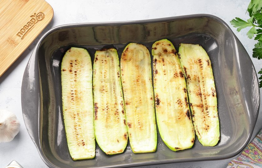 1. Этап. Кето-лазанья с кабачком: Выложите слой кабачков в жаропрочную форму. Посолите и поперчите если необходимо. Если фарш достаточно солёный, то кабачки можно и вовсе не солить.