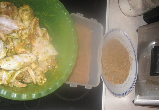 1. Этап. Куриные крылышки во фритюре: Пока крылышки в холодильнике отдыхают, мы смешиваем на сухой тарелке панировочные сухари, оставшиеся паприку, куркуму, перец, соль, приправу для гриля (если есть такая приправа). Разогреваем фритюр на 170-180 градусах. Делаем 