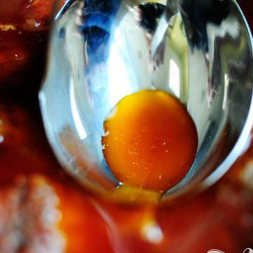 1. Этап. Рёбрышки в томатном соусе: ...жир очень легко удаляется. Затем просто, поставьте на плиту и разогрейте.