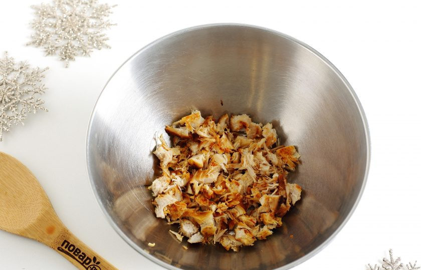 1. Этап. Оливье На новый лад: Затем нарежьте мясо небольшими кубиками и переложите в глубокую миску.