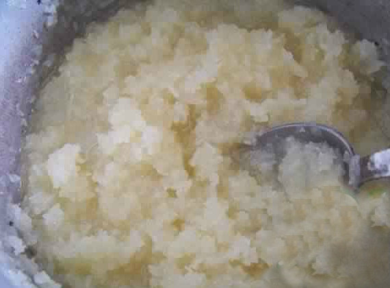 1. Этап. Шоколадный торт с кокосовой стружкой: Пока готовится бисквит, сделаем начинку. Если вы взяли кокосовый орех, его надо будет расколоть и потереть на мелкой терке. Можно взять уже готовую кокосовую стружку. Порцию рассчитывайте сами, на свое усмотрение. Выливаем молоко в кастрюлю. Насыпаем 6 ст. ложек сахара. Кладем 100 г сливочного масла. Высыпаем кокосовую стружку. Постепенно нагревая молоко, помешиваем в течение 10 минут, пока масса не станет отлипать от стенок.