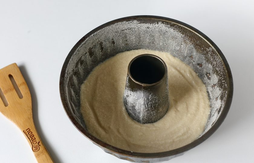 1. Этап. Бабушкин манник на кефире: Перелейте тесто в смазанную маслом форму для запекания. Дно и бока обсыпьте манкой или мукой и выпекайте пирог в духовке при температуре 180 градусов около 40 минут.