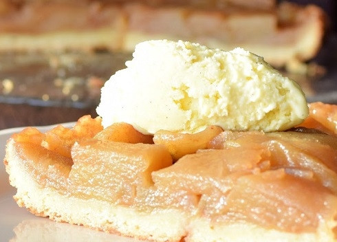 1. Этап. Карамельный яблочный пирог: Будет очень вкусно, если подать горячий пирог с шариком мороженого. Приятного чаепития!