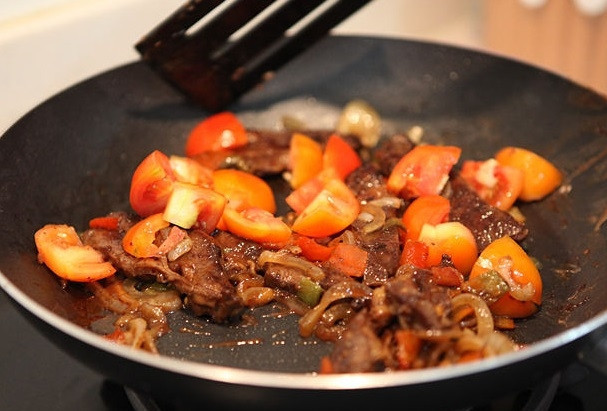 1. Этап. Жареная говядина с овощами: 12. Добавьте помидоры, перемешайте и прогрейте. Снимите сковороду с огня.