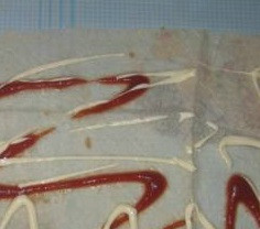 1. Этап. Шаурма в лаваше: Лаваш разложите на столе, смажьте кетчупом и майонезом.