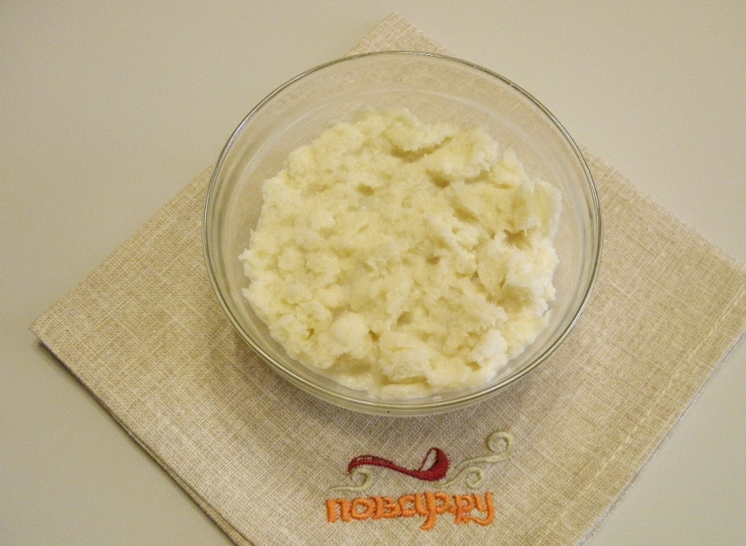 1. Этап. Куриное суфле для детей: Снимите грубую корку с хлеба, замочите его в сливках.