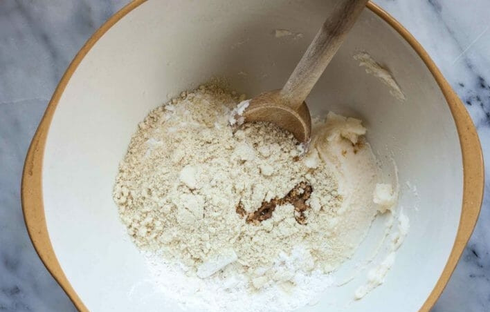 1. Этап. Песочное печенье с миндалем: 2. Добавьте в миску пшеничную муку, кукурузный крахмал, миндальную муку и соль, все тщательно перемешайте.