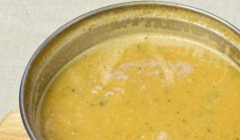 1. Этап. Вегетарианский суп-пюре из чечевицы: Ну, а если вам больше по душе суп-пюре — измельчите его при помощи блендера, но не сильно. Подавайте с крутонами, посыпьте льняными зёрнышками.