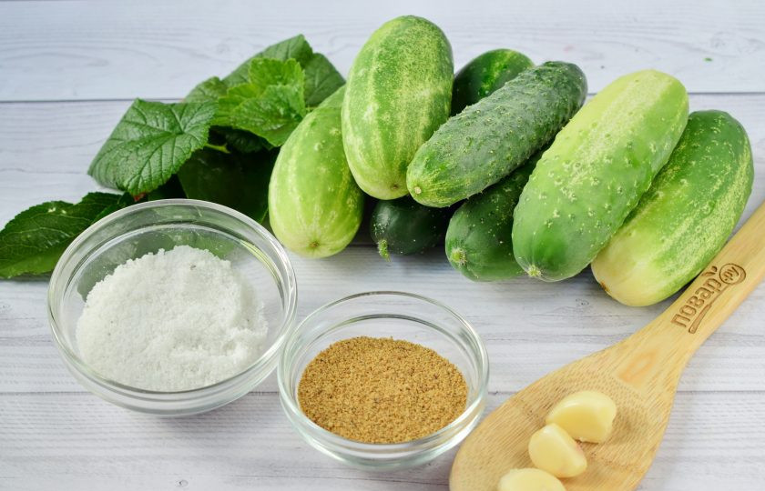 1. Этап. Соленые огурцы с горчицей: 1. Огурцы, листья вымойте, чеснок очистите.