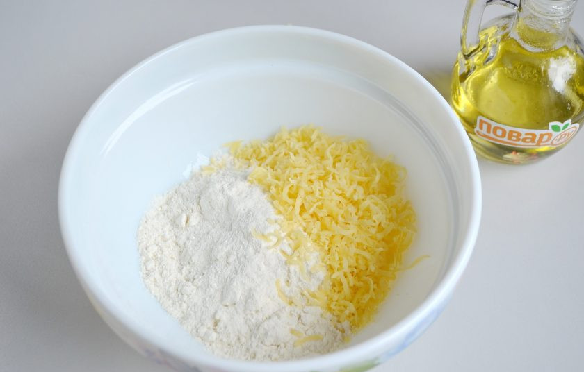 1. Этап. Пицца на сырном тесте: 2. Сделайте тесто: соедините муку с разрыхлителем, солью, положите тертый сыр, перемешайте.