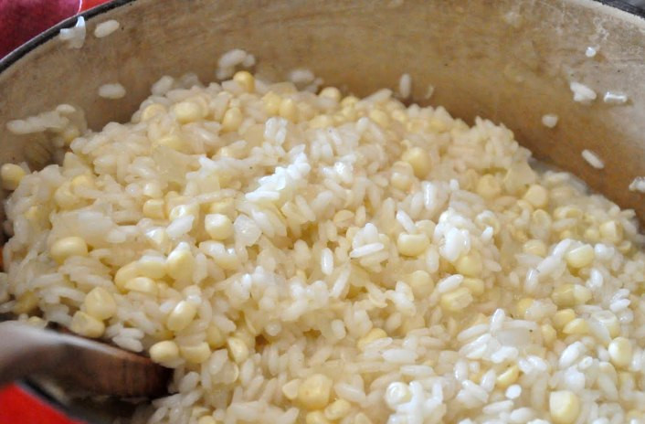 1. Этап. Ризотто с кукурузой: Срезанные с початков зерна кукурузы нужно добавлять в рис примерно через 15-20 минут после того, как мы влили вино, тогда же блюдо можно и посолить по вкусу.