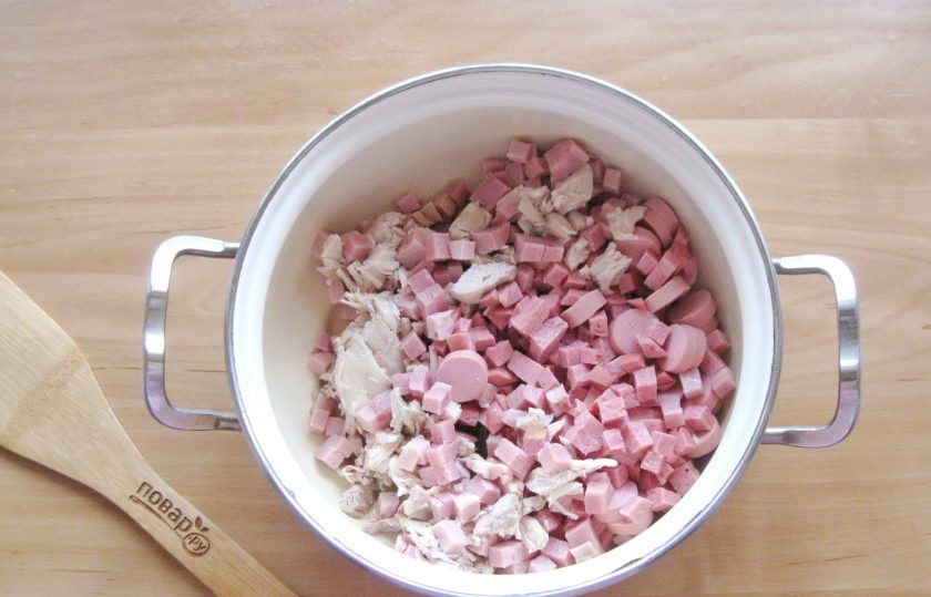 1. Этап. Белая солянка: Добавьте нарезанные колбасные изделия.