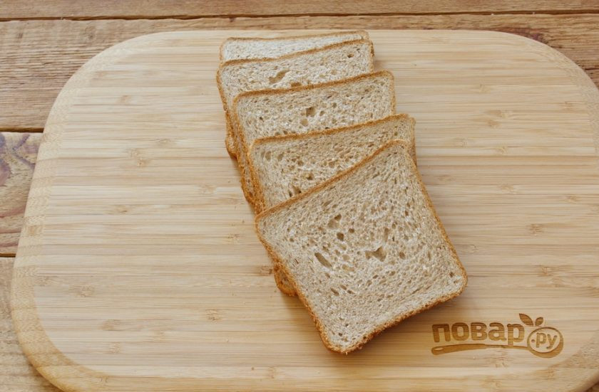 1. Этап. Тосты Карбонара: Для приготовления блюда возьмите тостовый хлеб. В продаже имеется хлеб разного размера. У меня вот такой средний. Можно взять более крупный.