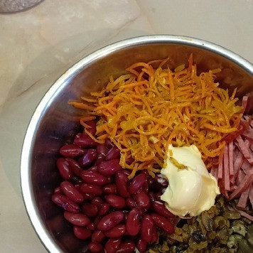 1. Этап. Салат Фасолинка: В глубокой миске соединить все ингредиенты, заправить майонезом, посолить и поперчить по вкусу, перемешать.