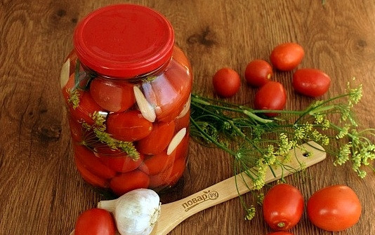 1. Этап. Малосольные помидоры классические: Залейте помидоры кипятком. Накройте банку капроновой крышкой и оставьте при комнатной температуре на 2-3 дня.