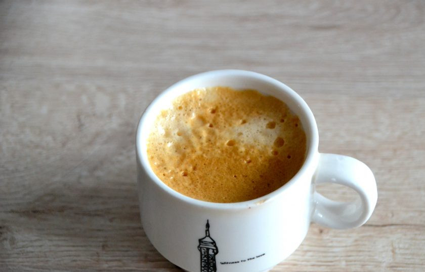 1. Этап. Кофейный торт-суфле: Сварите любым способом крепкий кофе, потребуется 115-120 мл. Кофейный жмых не выбрасывайте, по желанию его можно добавить в суфле 2-3 ч.ложки.