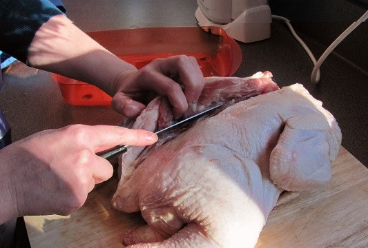 1. Этап. Курица с сухофруктами в духовке: 1. Для начала вымойте и обсушите птицу. Острым ножом сделайте вдоль позвоночника надрез.