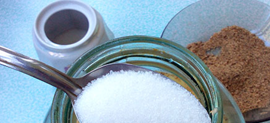 1. Этап. Квас из ржаной муки без дрожжей: 2. Дальше - сухой квас и сахар. При добавлении нового ингредиента каждый раз тщательно перемешаем.