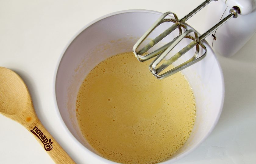 1. Этап. Блины на кипятке без молока: Оставшееся количество воды закипятите, добавьте соду и непрерывно помешивая влейте горячий раствор в тесто. Таким образом вы его заварите.