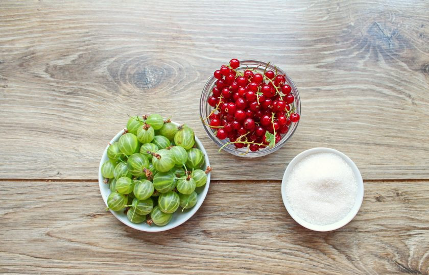 1. Этап. Компот из крыжовника и красной смородины на зиму: Подготовьте все необходимые ингредиенты для приготовления компота из крыжовника и красной смородины. Банку тщательно вымойте с пищевой содой в горячей воде. Стерилизуйте банку любым удобным способом, железную крышку прокипятите в течение 5 минут.