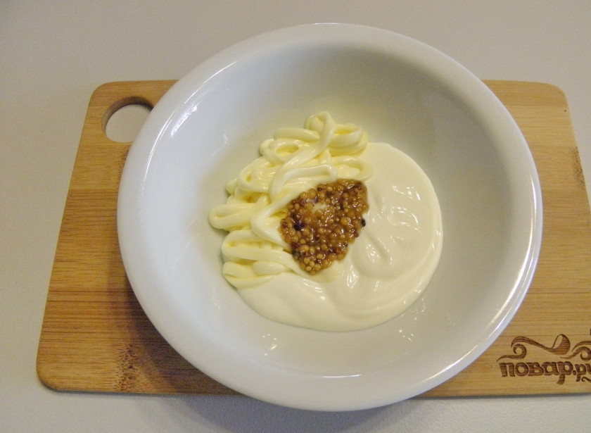 1. Этап. Салат с картошкой и сыром: Смешайте майонез, сметану и горчицу. Соль добавляйте по желанию.