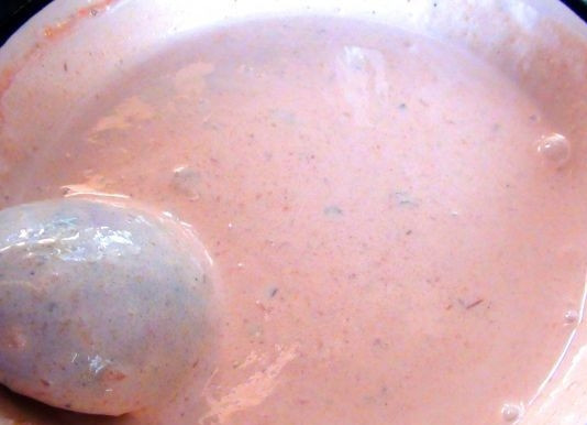 1. Этап. Тефтели в томатно-сметанном соусе: 6. Поливаем тефтели соусом и тушим на небольшом огне 12-15 минут