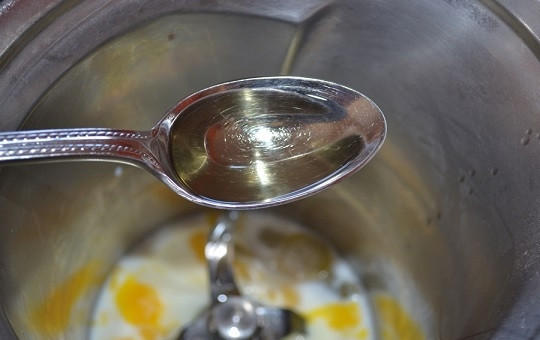 1. Этап. Чебуреки на водке: 1. Для начала нужно заняться тестом. В глубокую мисочку вбейте яйца и добавьте молоко. Влейте немного растительного масла.