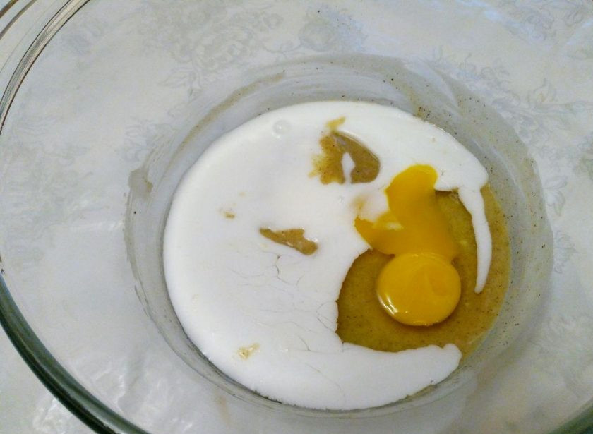 1. Этап. Сладкие ржаные коржики: В получившуюся массу влейте молоко и вбейте яйцо, снова перемешайте.