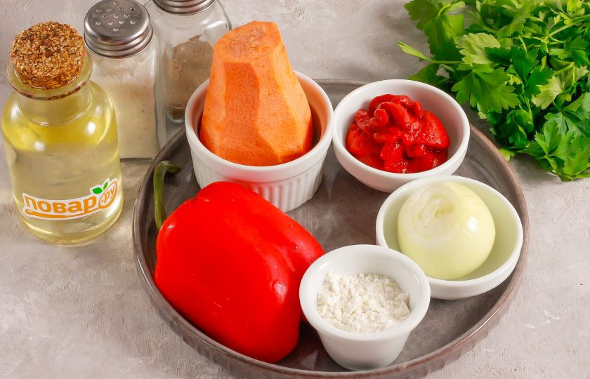 1. Этап. Подлива из лука, моркови, сладкого перца и томата: Подготовьте указанные ингредиенты. Лук и морковь очистите от кожуры и промойте в воде вместе с перцем. Перец очистите от семян, срезав крышечку и промыв овощ внутри.