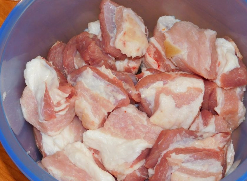 1. Этап. Грудинка в горчичном маринаде на углях: Грудинку нарежьте на кусочки.