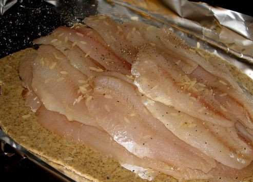 1. Этап. Рыбный пирог Калакукко: В центр теста высыпаем половину риса. Затем выкладываем очищенную рыбу (у меня филе окуня). Сверху рыбу посыпаем остальным рисом. Каждый слой рыбы необходимо посолить.