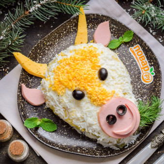 Слоеный салат с курицей Бычок