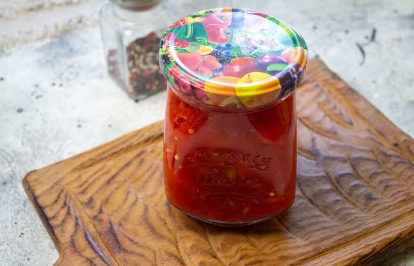 1. Этап. Мамино лечо: Если собираетесь закатывать на зиму, то простерилизуйте банки и выложите лечо кипящим и сразу плотно закупорьте простерилизованными крышками.