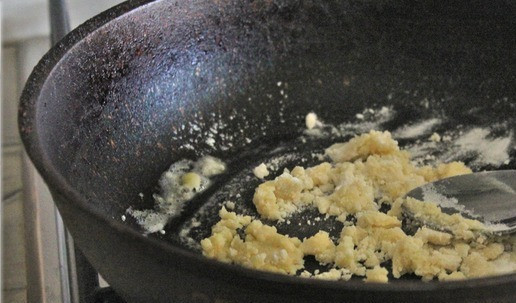 1. Этап. Яйца в сырном соусе: Пожарить до золотистого цвета.