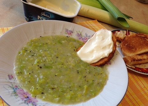 1. Этап. Итальянский луковый суп: 7. Очень вкусным будет суп с гренками с плавленым сыром. Хлеб можно подсушить в духовке или в тостере.